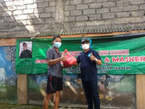Pembina Yayasan Pendidikan Dharma Sunu Mandare I Made Suarta menyerahkan bantuan paket kebutuhan pokok untuk warga Banjar Lantang Bejuh dan Dukuh Sari, Sesetan, Sabtu (9/4/2021).