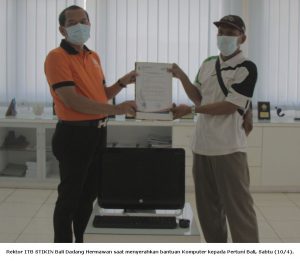 Rektor ITB STIKIN Bali Dadang Hermawan saat menyerahkan bantuan Komputer kepada Pertuni Bali, Sabtu (10/4).