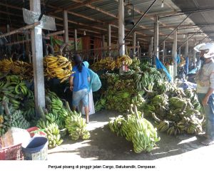 Penjual pisang di pinggir jalan Cargo, Batukandik, Denpasar.