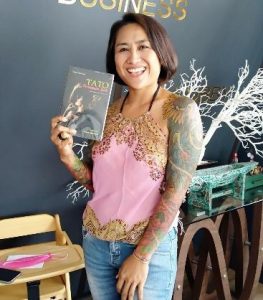 Dewi Pradewi saat meluncurkan buku "Tato Perempuan Bali".