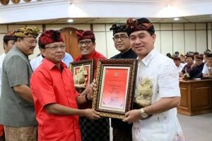 Gubernur Bali Wayan Koster dan Bupati Klungkung I Nyoman Suwirta dalam satu kesempatan. (Ist/IDN Times Bali)