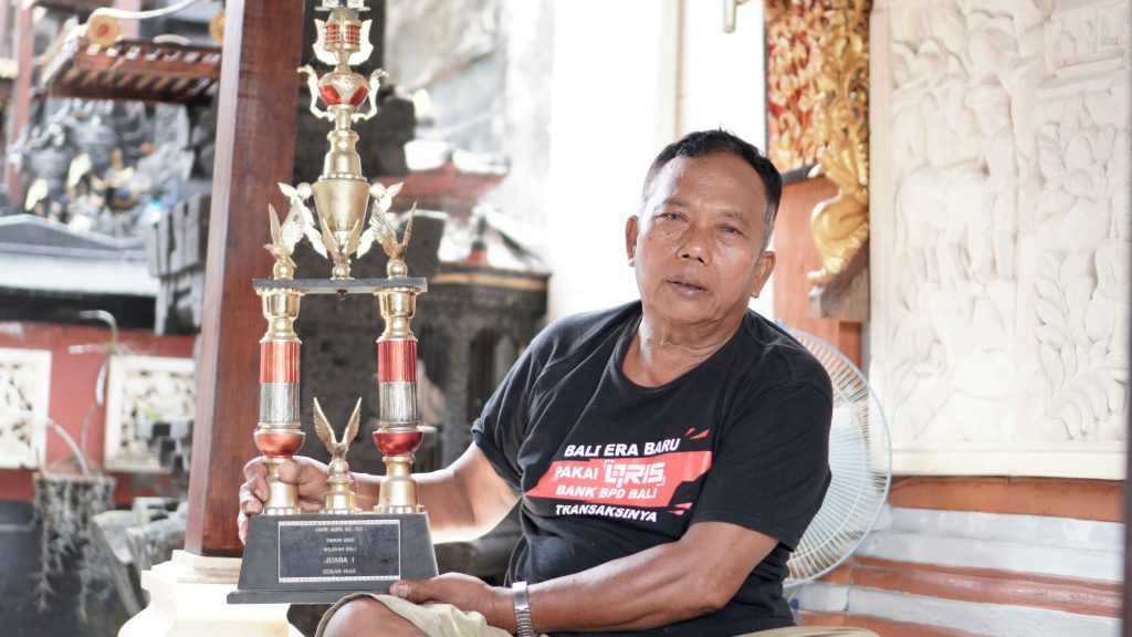  I Ketut Nedeng menunjukkan Piala sebagai Juara Lomba Dokar Hias menyambut HUT ke-50 ABRI tahun 1995.