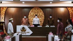 PENELITIAN-Suasana penyerahan kontrak hibah penelitian oleh Ketua YKKPB yang berlangsung dengan protokol kesehatan ketat, di Kantor Sekertariat YKKPB, Denpasar, Kamis (20/5/2021).