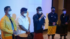 Walikota Denpasar bersama Wakil Walikota Denpasar saat menyaksikan pemutaran perdana film dan launching hasil karya Film dari Trio Clekontong Mas yang bertajuk 'Pan Balang Tamak' di Dharma Negara Alaya, Kamis (20/5/2021).