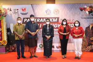 Ny. Putri Koster (tengah) menghadiri penutupan pameran IKM/UMKM Bali Bangkit, Sabtu (29/05/2021)