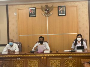 Kepala Disdikpora Provinsi Bali, Ketut Ngurah Boy Jayawibawa (tengah) saat memberikan keterangan pers terkait pedoman dan petunjuk teknis PPDB Tahun Pelajaran 2021/2022, Rabu (19/5).