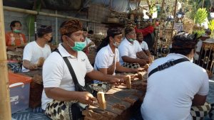 Komunitas Saptana Jagaraga saat ngayah di tengah pandemi.