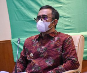 Walikota Denpasar, I Gusti Ngurah Jaya Negara saat mengikuti Pembekalan Kepemimpinan Dalam Negeri Tahun 2021 secara virtual dari Kantor Walikota Denpasar pada Senin (7/6).