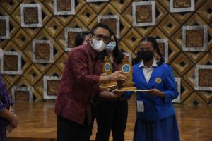 Walikota Denpasar menyerahkan penghargaan pemenang lomba kartun dan baca puisi, Jumat (11/6/2021).