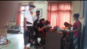 Pelaksanaan Pembinaan Nyurat Aksara Bali Berbasis Bali Simbar di Desa Dangin Puri Kaja pada Minggu (13/6) di Kantor Setempat.