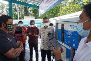 HEMAT- PLN UID Bali bersama Dishub Provinsi Bali saat uji coba pengisian ulang dengan menggunakan aplikasi Charge.In