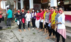 Koordinator SP3 A.A.A. Ngurah Tini Rusmini Gorda (4 dari kiri) bersama Jegeg Undiknas.