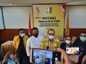 Ketua DPD Golkar Bali Nyoman Sugawa Korry (tengah) didampingi jajaran pengurus DPD, usai menggelar rapat terkait Kasus LPD di Uma Cetra dan Rendang, Karangasem.