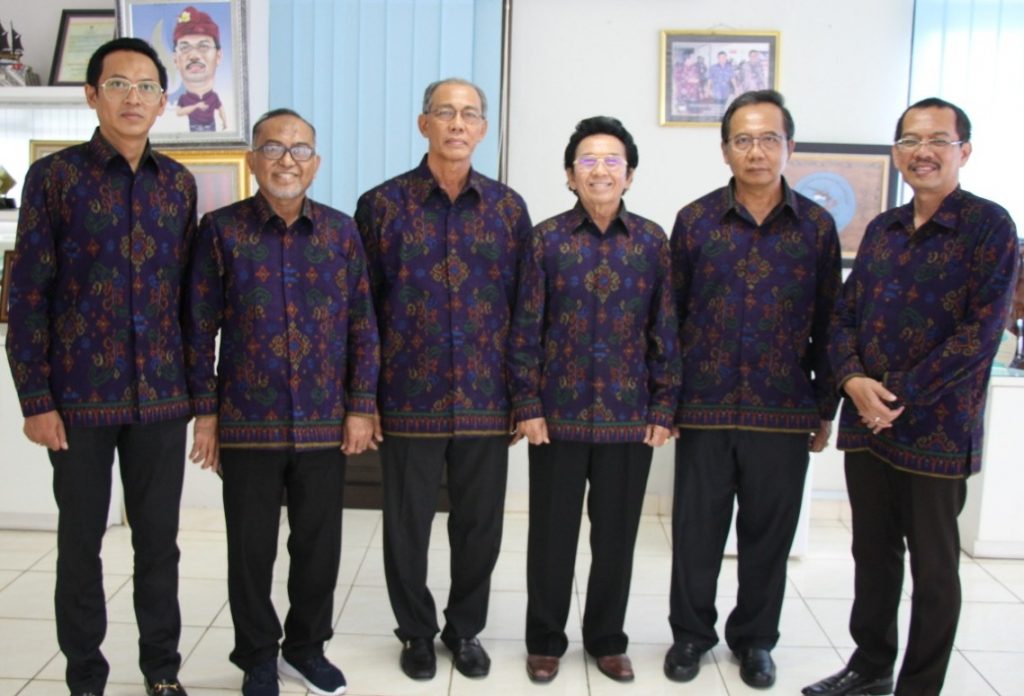 Direktur Bank Fajar Ida Bagus Hamdani dan Rektor ITB STIKOM Bali Dr. Dadang Hermawan menandatangani MoU program investasi kuliah.