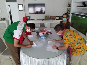 Direktur Bank Fajar Ida Bagus Hamdani dan Rektor ITB STIKOM Bali Dr. Dadang Hermawan menandatangani MoU program investasi kuliah.