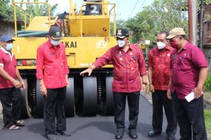 Bupati Tabanan Dr. I Komang Gede Sanjaya, SE, MM, tinjau langsung pengaspalan hotmix ruas jalan yang menghubungkan Desa Bantas-Desa Gadungan, Selemadeg Timur. Selasa, (6/7/2021).