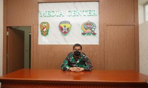 Danrem 163/Wira Satya Brigjen TNI Husein Sagaf, S.H. saat meresmikan Gedung Media Center, Selasa (6/7).