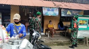 PATROLI-Aparat TNI berpatroli saat masa PPKM Darurat di Bali.