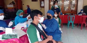 Pelaksanaan vaksinanasi siswa SMP PGRI 1 Denpasar