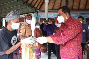 Bupati Tabanan Dr I Komang Gede Sanjaya, SE., MM., Menyerahkan BLT- Dana Desa secara simbolis, Rabu (4/8/2021).