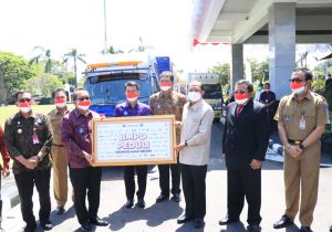 Gubernur Bali secara simbolis menerima bantuan dari BI