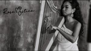 Rose Mystica saat memainkan alat musik Harpa