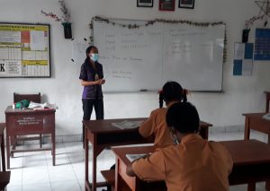 Pelaksanaan PTM di SMP PGRI 5 Denpasar, Jumat (1/10/2021).