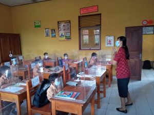 Pelaksanaan Pembelajaran Tatap Muka (PTM) Terbatas di SD 18 Pemecutan, Jumat (1 Oktober 2021).