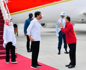 Presiden Jokowi tiba di Bandara I Gusti Ngurah Rai disambut Gubernur Bali Wayan Koster.