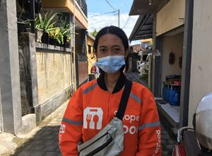 Ni Putu Diah Widhiastuti usai mengantarkan paket makanan ke pembeli yang berada di Denpasar, Minggu (17/10/2021)