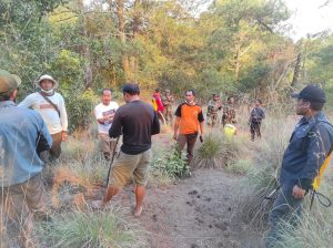 Tim Gabungan saat memadamkan api di Gunung Batur, Bangli.