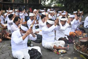 CAR-15-2-SEMBAHYANG-Jajaran Pemkot sembahyang bersama di Pura Lempuyang Luhur-IMG-20220215-WA0022