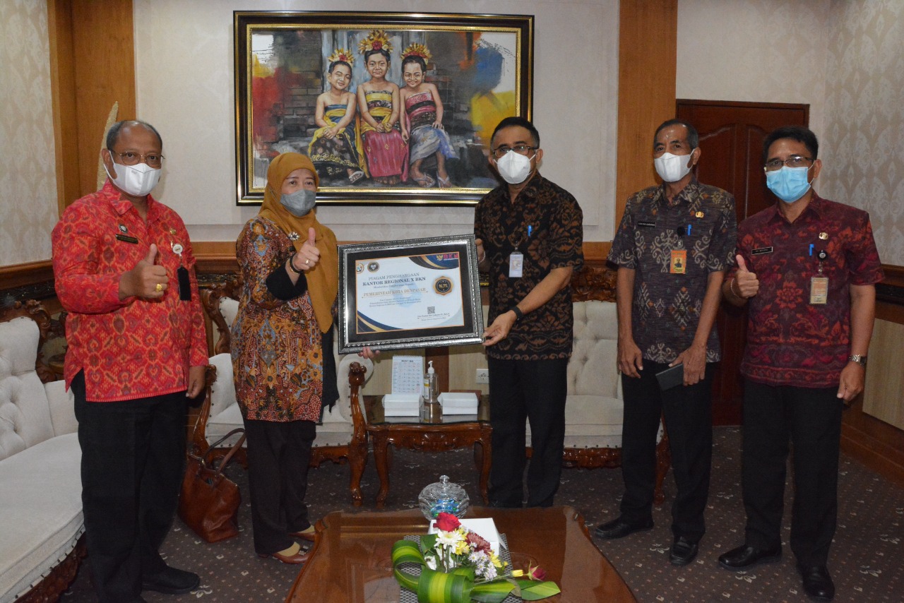 CAR-15-3-Wali Kota Jaya Negara menerima penghargaan PDN dari BKN Pusat-