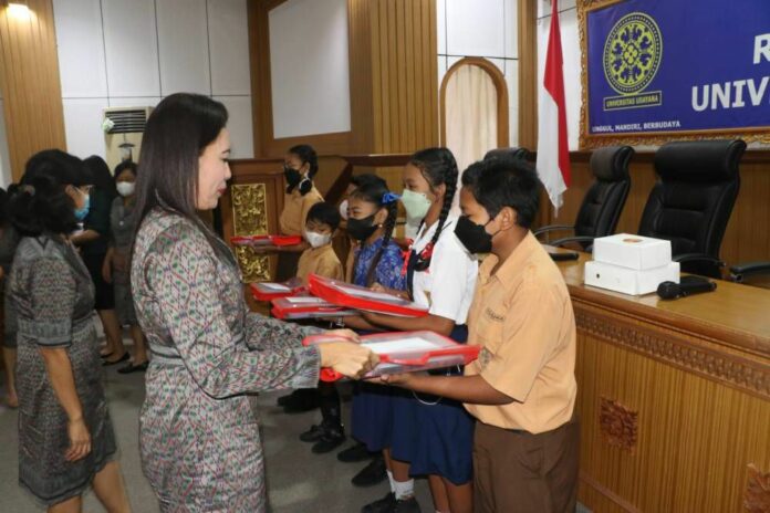 Dharma Wanita Persatuan Unud Serahkan Bantuan Beasiswa