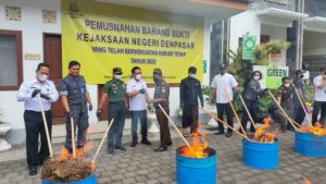 Kejari Denpasar Musnahkan Barang Bukti 407 Perkara