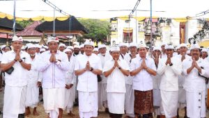 Gubernur dan Warga Berdoa di Pura Batu Medau