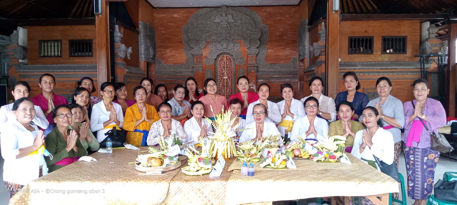 PELATIHAN - Wanita Hindu Dharma Denpasar (WHDI) Kota Denpasar kembali menggelar pelatihan membuat banten otonan, Minggu (9/20), di Banjar Gemeh Desa Dauh Puri Kangin.