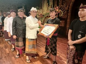 Jaya Negara Serahkan Hadiah Lomba Bapang Barong Ket dan Makendang Tunggal