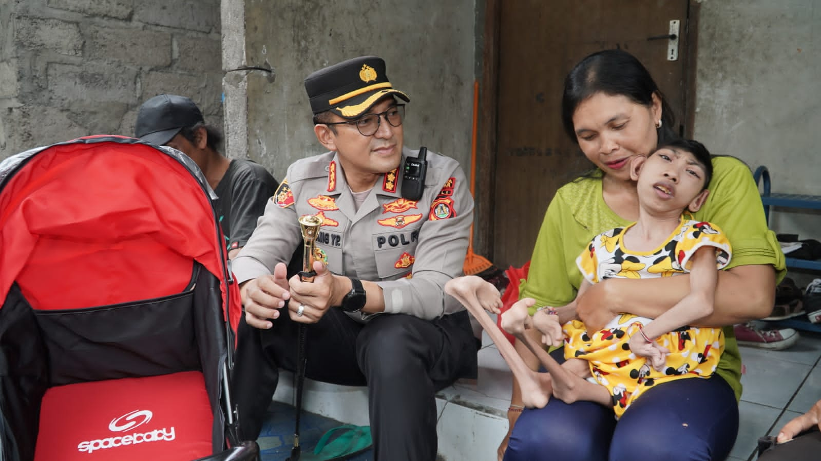 Kapolresta Denpasar Serahkan Bantuan Stroller kepada Penyandang Disabilitas