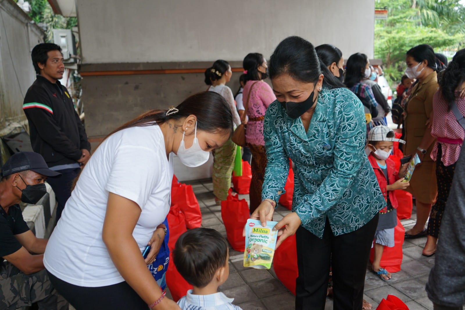 Percepat Penurunan Stunting, TP PKK Kota Denpasar Serahkan Bantuan 160 Paket PMT