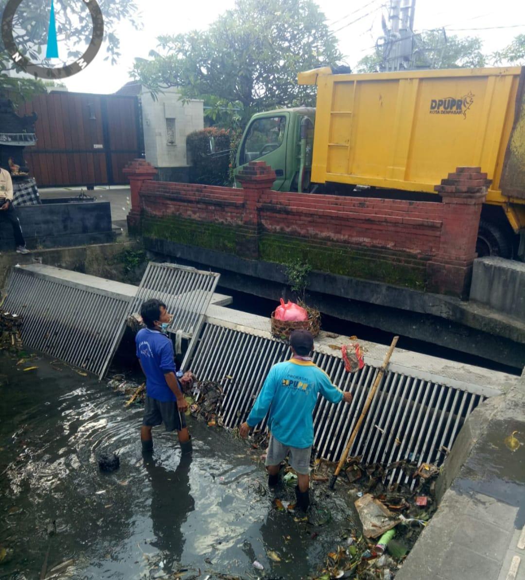 Dinas PUPR Bersihkan Sungai dan Saluran Air