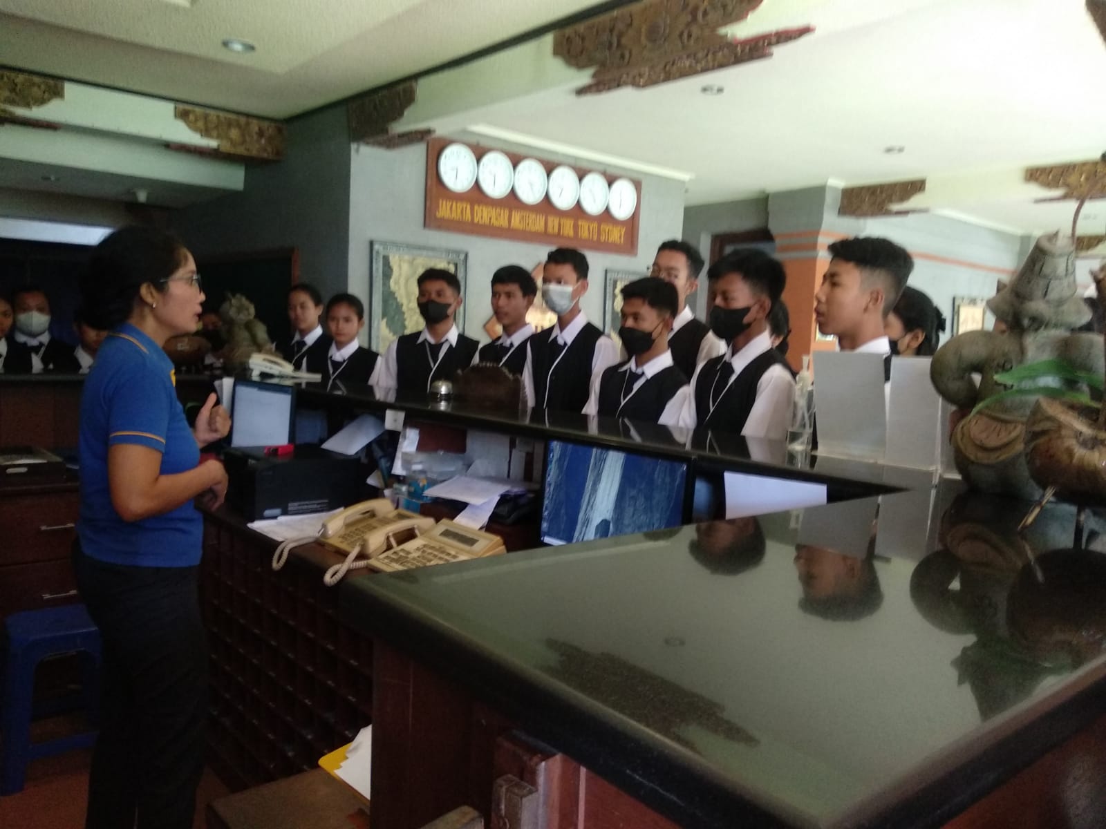 Ratusan Peserta Didik Skarisba Ikuti Praktik Table Manner Course