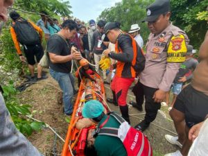Befoto Gaya Salto, Wisatawan Jatuh Dari Tebing Broken Beach Nusa Penida