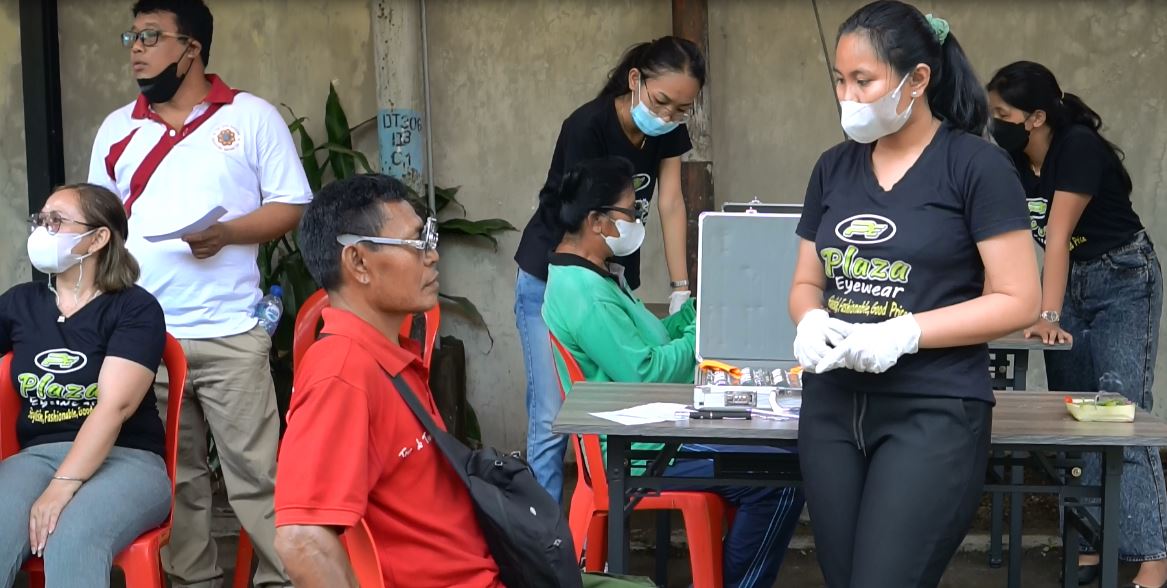 KAT UNR Kelompok 11 Bagikan Kacamata Gratis