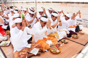 Wali Kota Jaya Negara Ngaturang Bhakti Pujawali di Pura Luhur Uluwatu