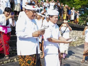 Wagub Cok Ace Pimpin Pelaksanaan Tumpek Uye di Nusa Penida