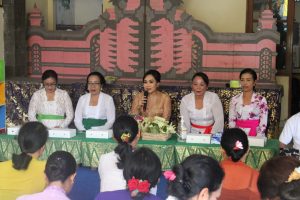 Ny. Ayu Kristy Arya Wibawa Hadiri Pelatihan Membuat Banten Di Banjar Kertha Bhuwana Kaja