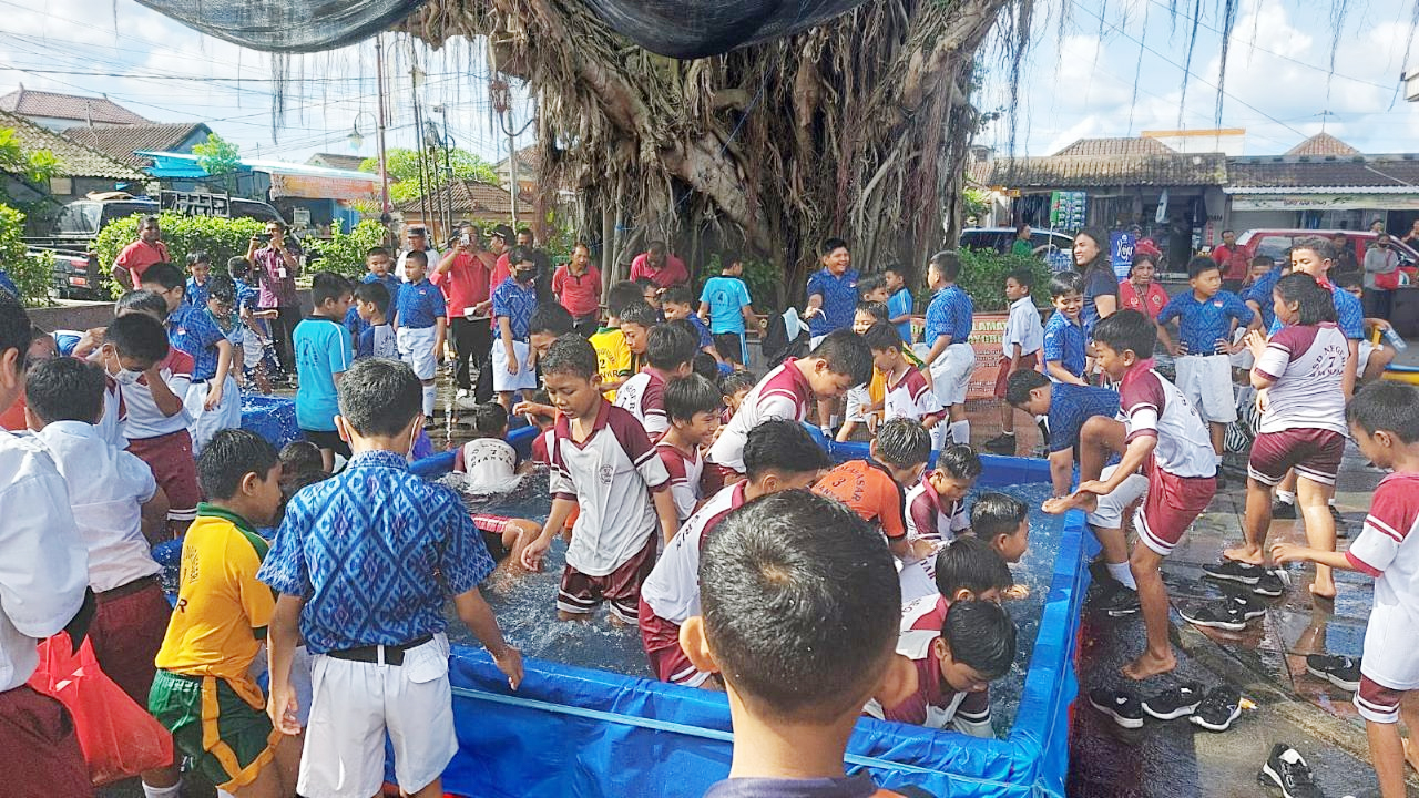 Ratusan Siswa SD Se-Kabupaten Gianyar Ikuti Lomba Tangkap Ikan Lele