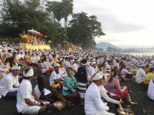 Upacara Melasti Blahbatuh Tua Dihadiri Ribuan Krama