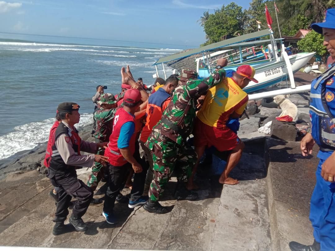 Simulasi Penanggulangan Bencana, Evakuasi Koban Tenggelam di Pantai